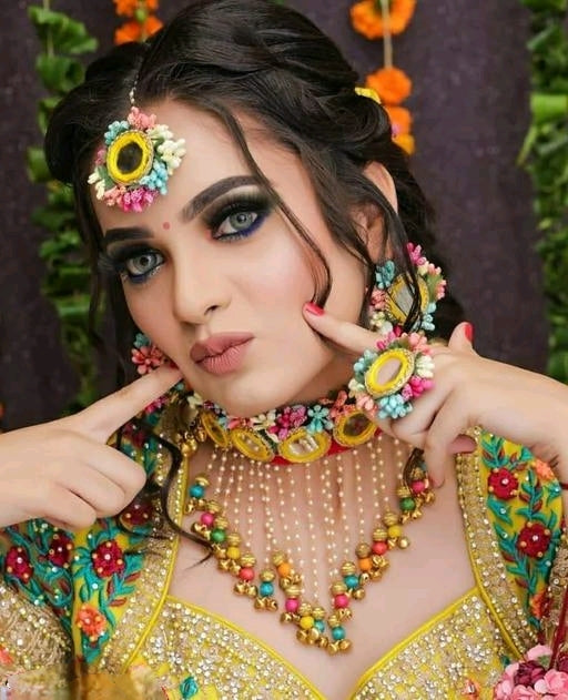 Artificial Flowers and Mirror Jewellery Chokar Set For Haldi